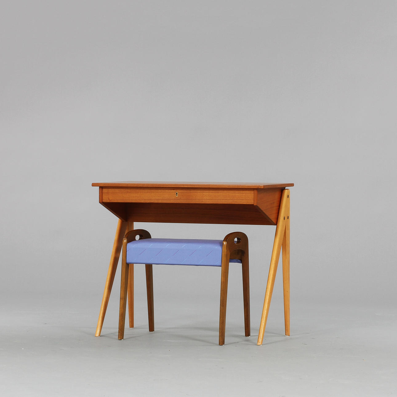 TOALETTBORD samt pall (ej tillhörande). Teak och bok, 1950-tal.