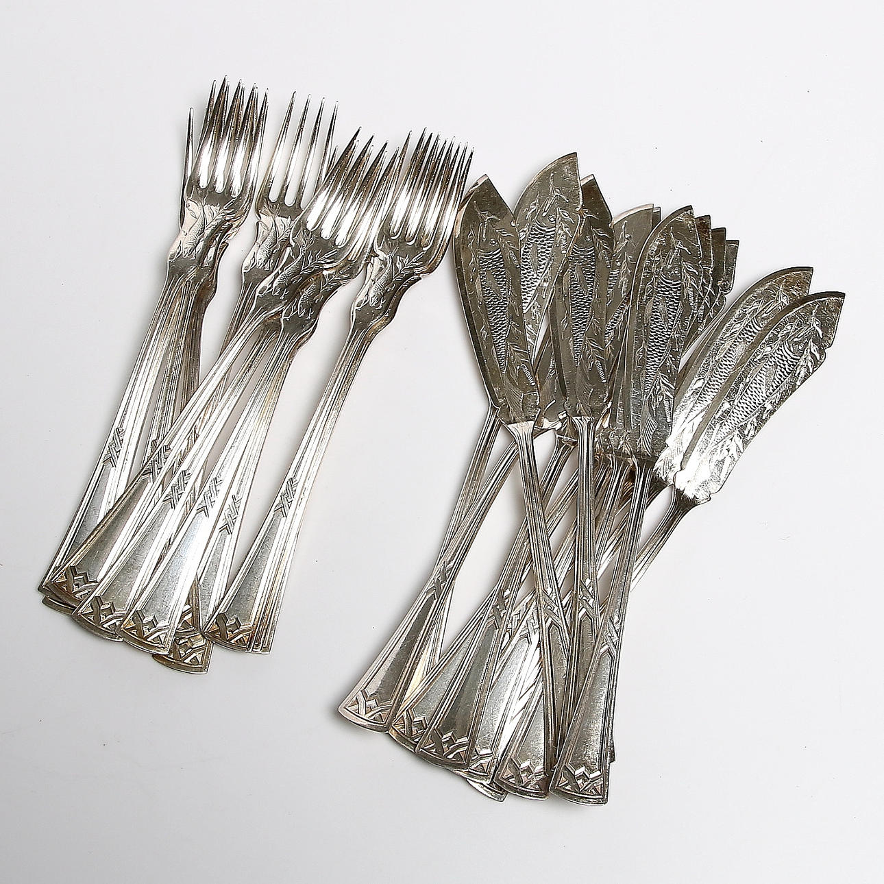 FISKBESTICK, 24 delar, nysilver. Hallbergs Guld. 1900-tal.