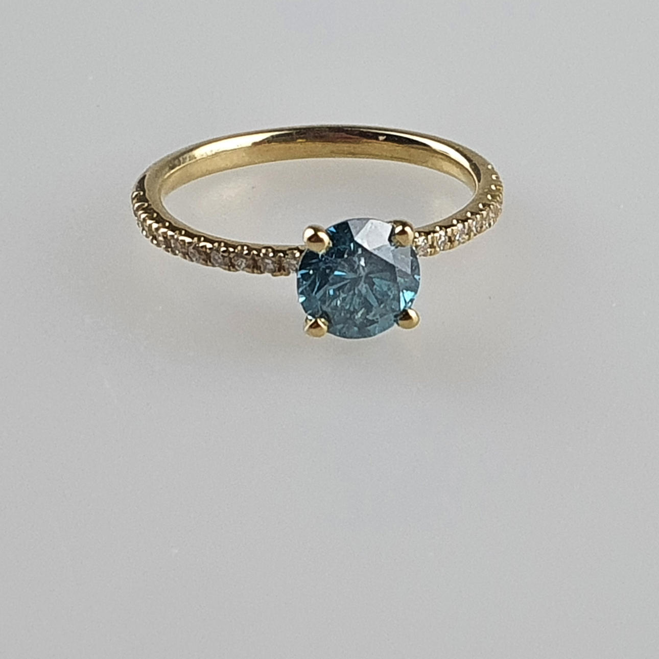 - Keltakultasormus, sininen timantti 0,85 ct.