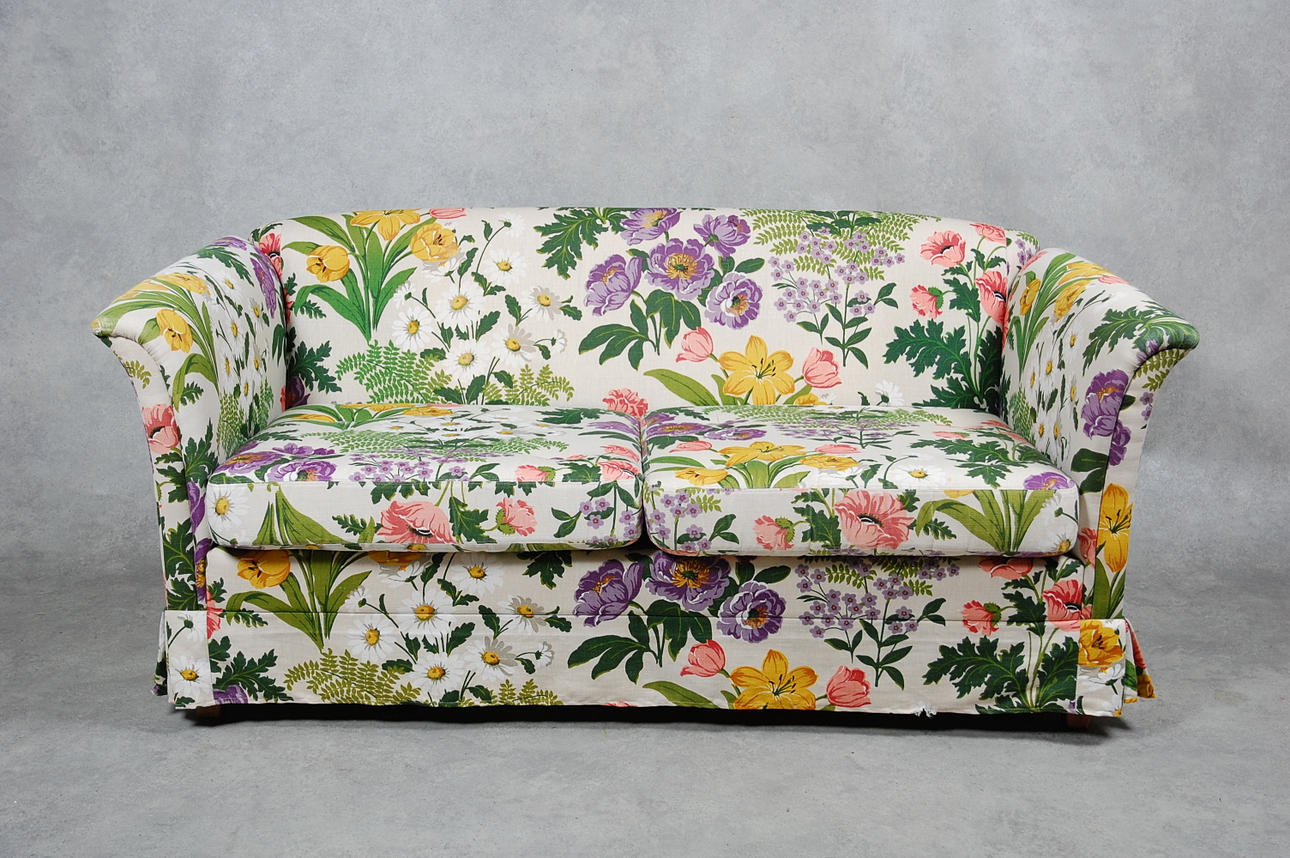 SOFFA, Stjernmöbler Herrljunga, klädd i somrig kretong.
