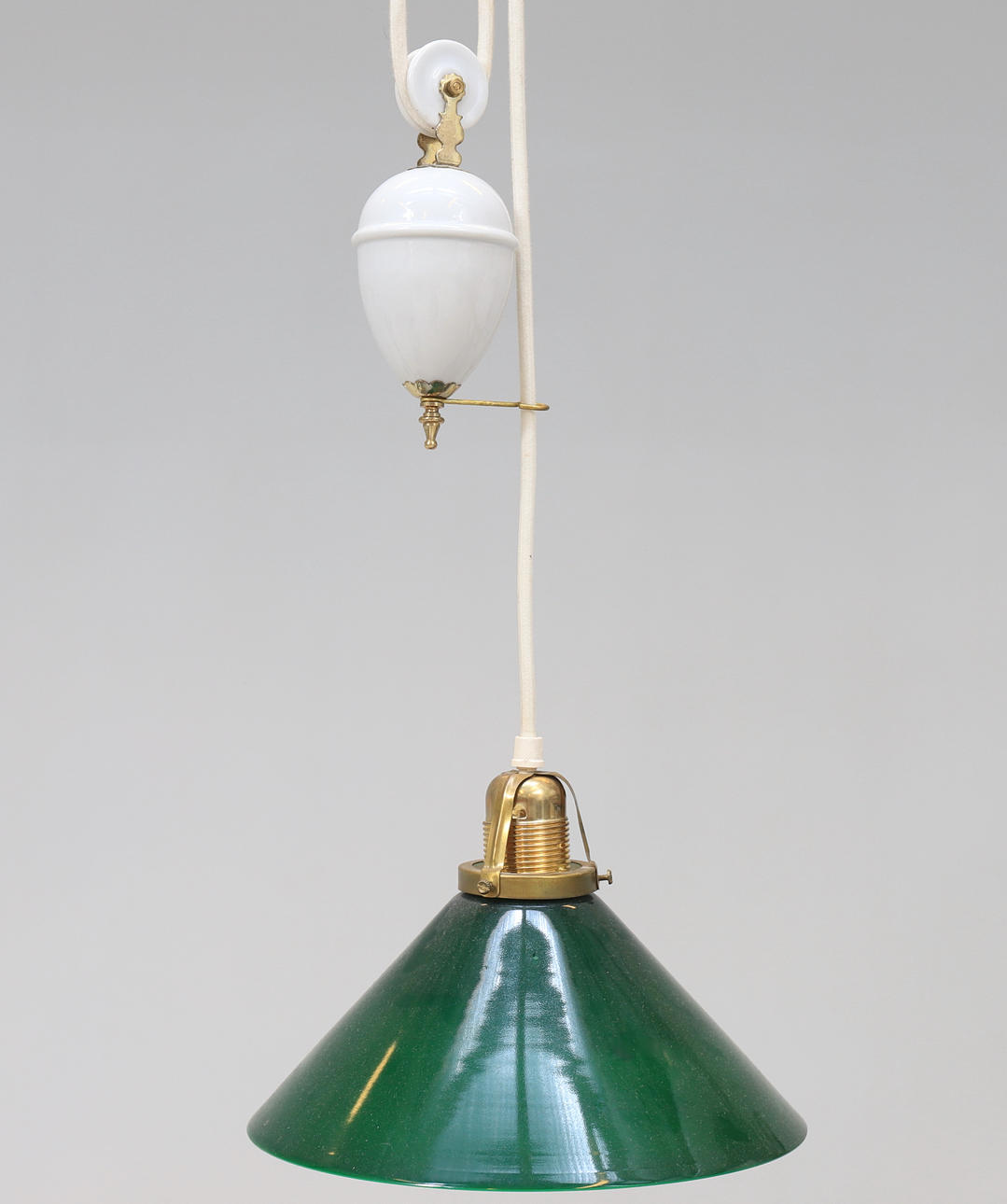 DECKENLAMPE, sogenannte Schusterlampe, erste Hälfte des 20. Jahrhunderts.