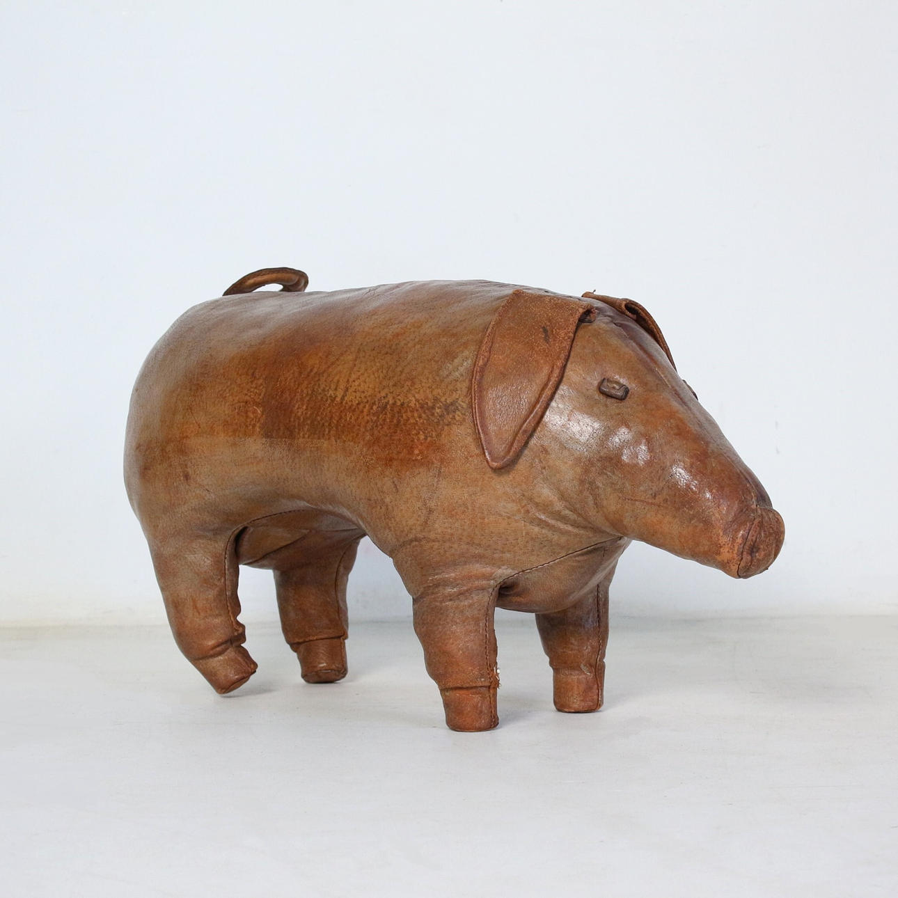 Fußhocker 'Schwein', Leder.