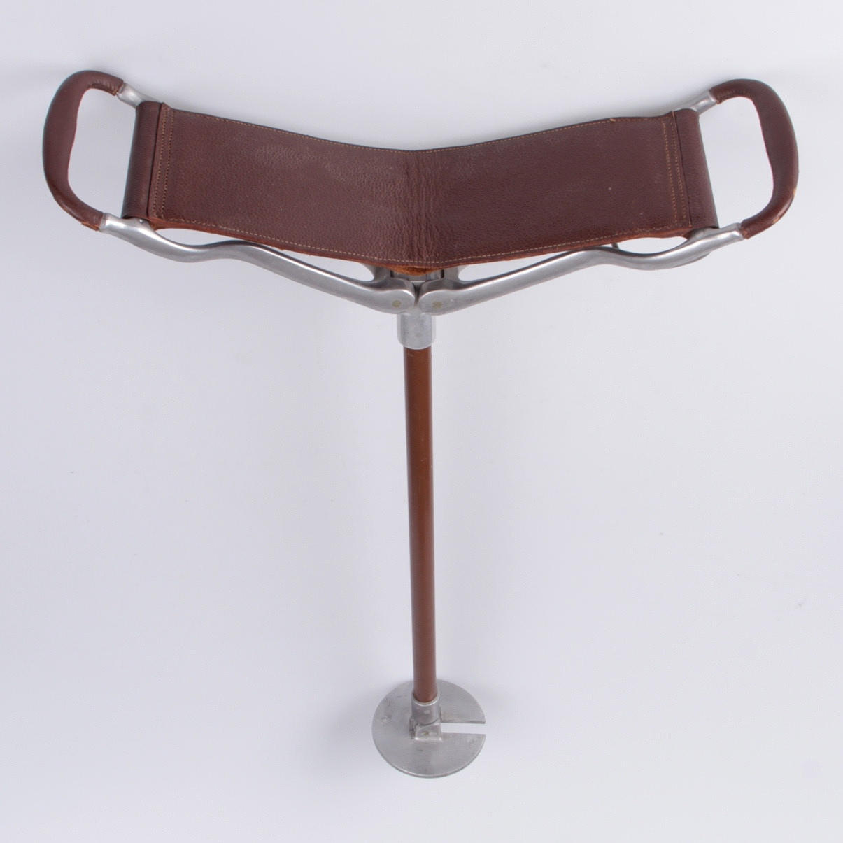 SITTKÄPP, läder, trä och metall, 1900-tal.