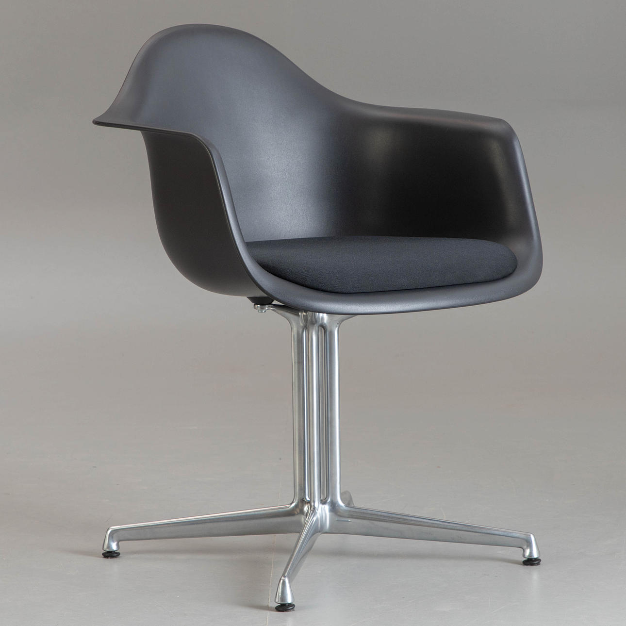 CHARLES AND RAY EAMES. Vitra, armchair 'DAL'.