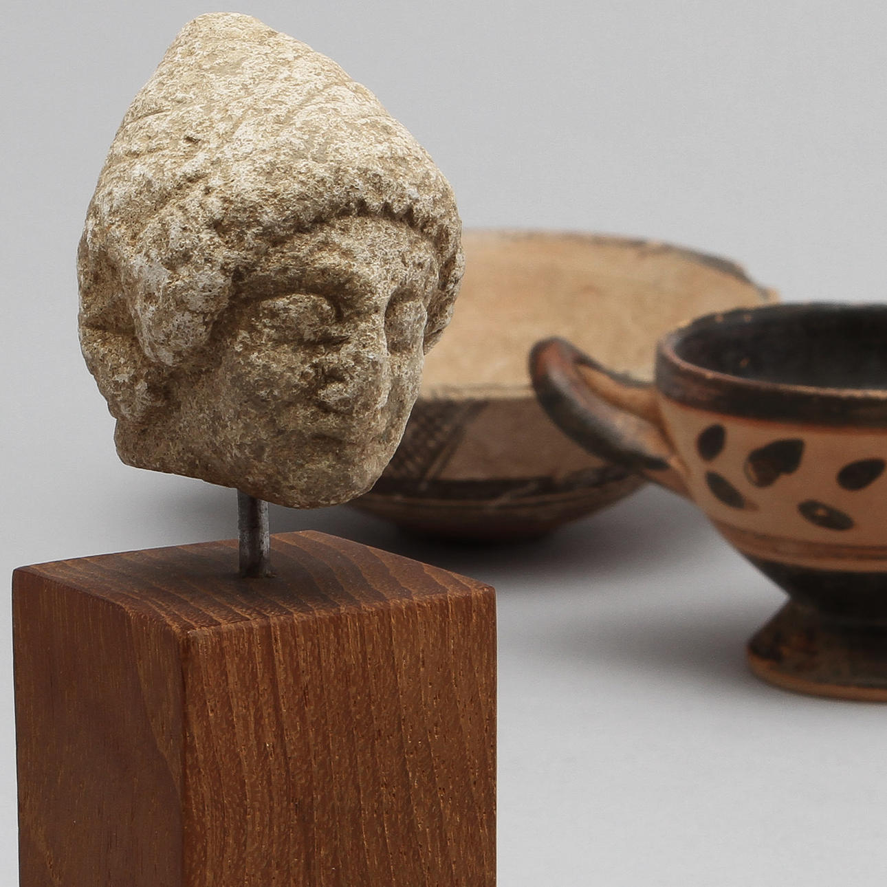 KÄRL, samt SKULPTERAT HUVUD, lergods och sten, Medelhavsområdet, troligtvis från antiken.