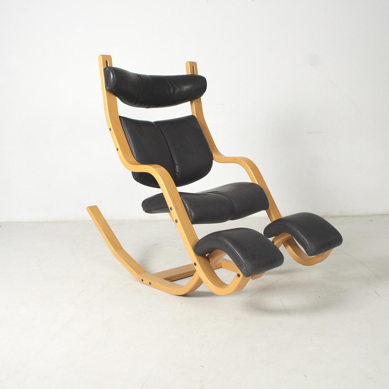 Sillón de diseño Varier Gravity Balans marrón de Peter Opsvik Mecedora de madera.