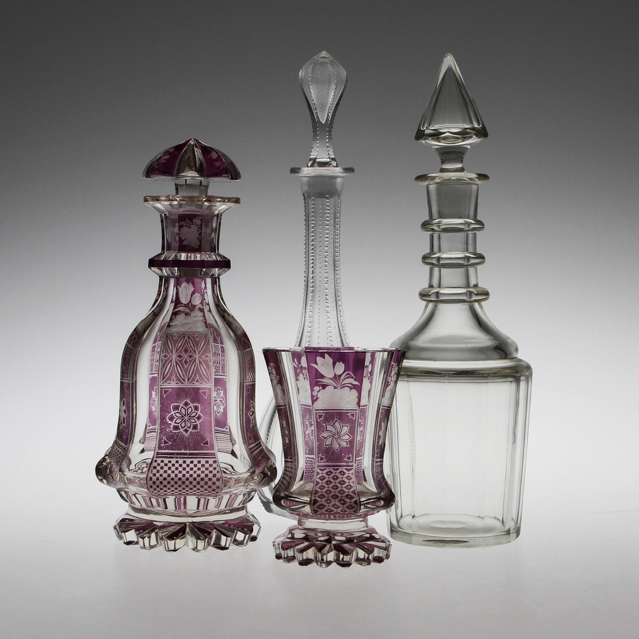KARAFFER, 3 st, samt BÄGARE, glas, Böhmen och Sverige, 1800/1900-tal.