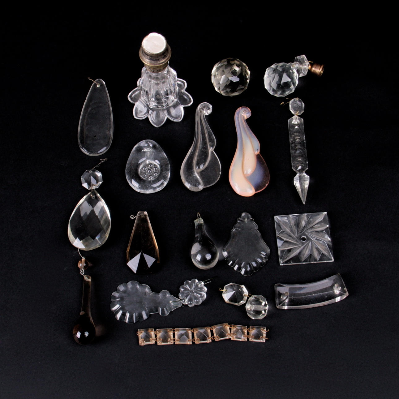 PARTI PRISMOR, ca 100 st. samt hängen, 1800/1900-tal.