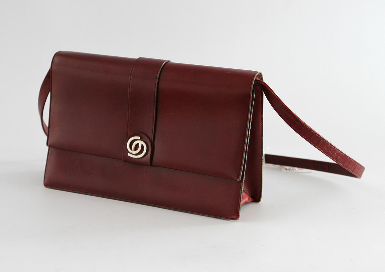 CHRISTIAN DIOR. Axelremsväska, bordeauxfärgat läder.