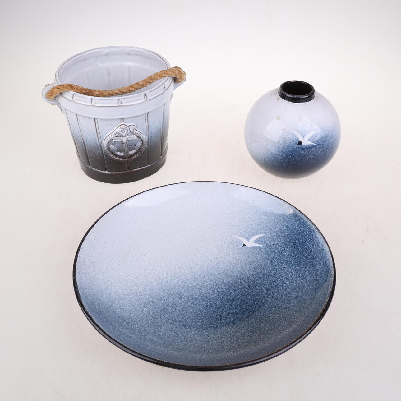 THOMAS HELLSTRÖM. keramik, 3 delar, "måsen", Nittsjö.