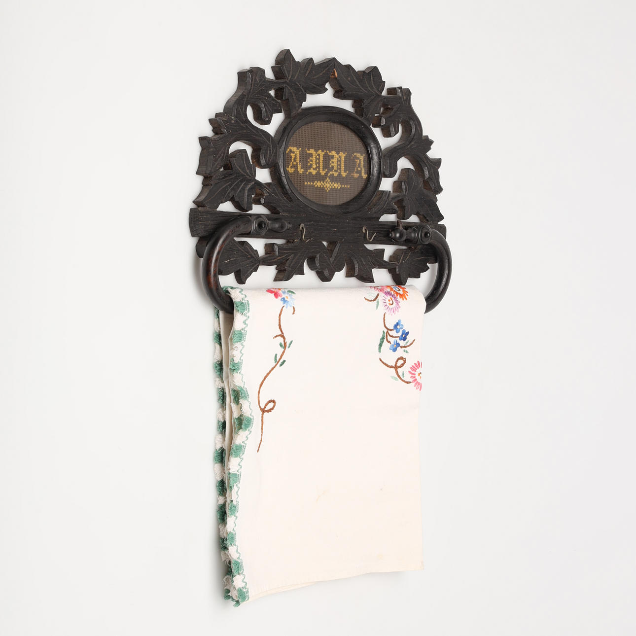 TOALLERO, hacia 1900, madera tallada.