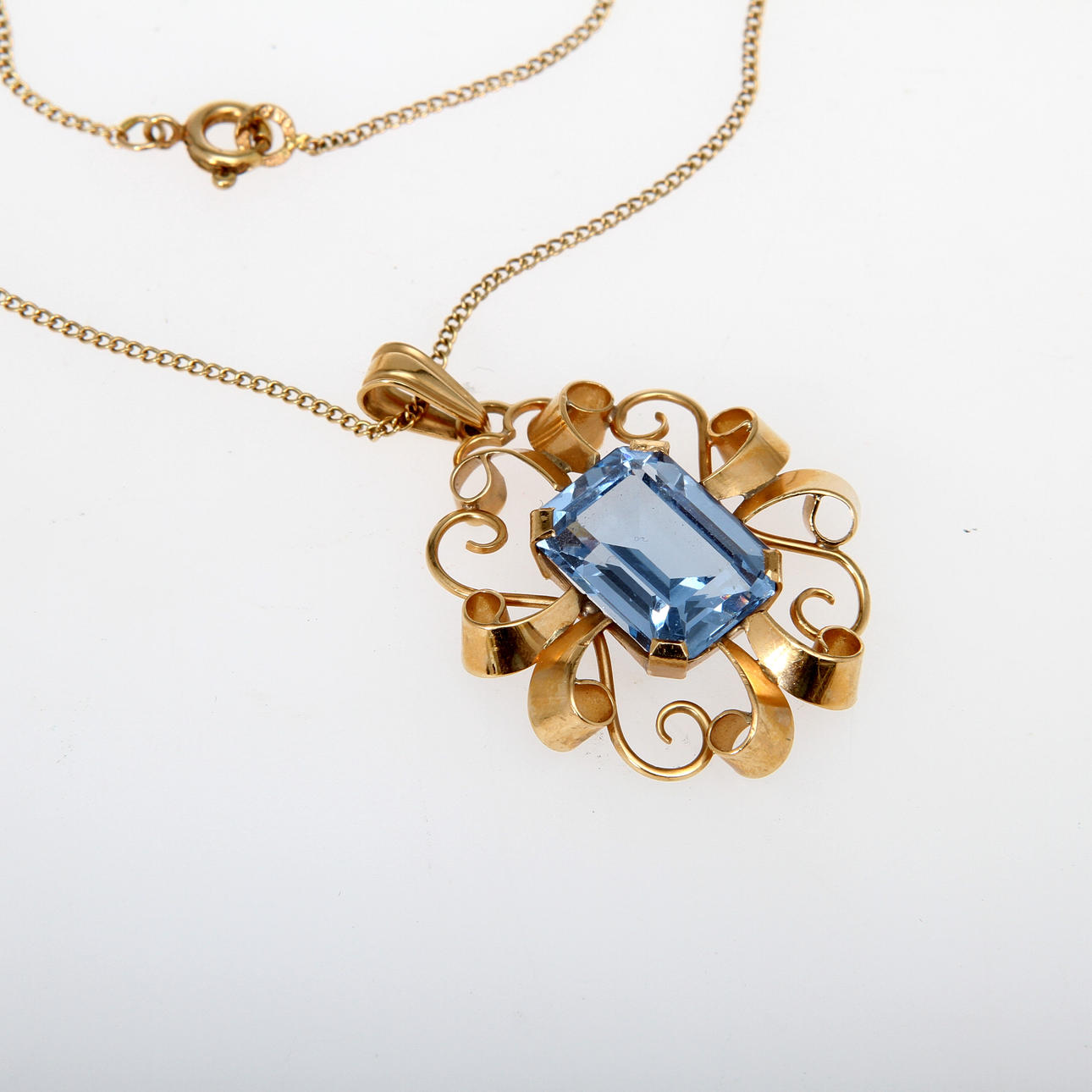 HALSKEDJA med HÄNGE, 18K rödguld med syntetisk spinell. Vikt ca 6,7g.