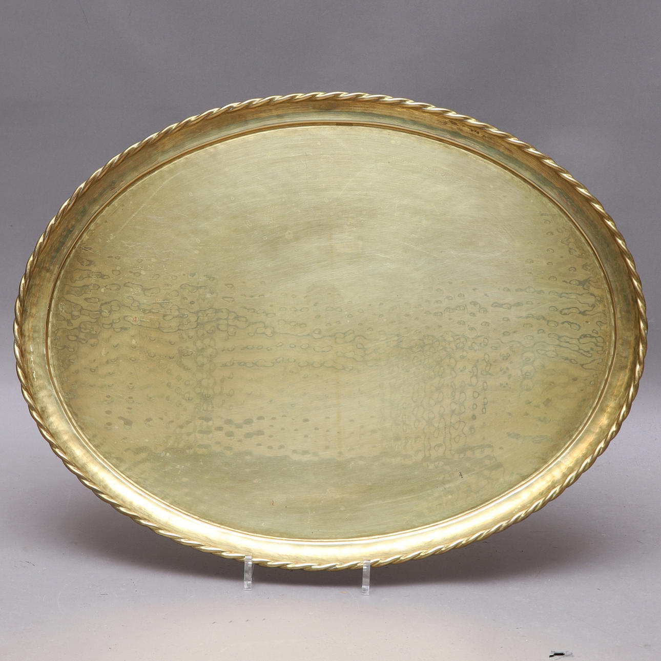 BRICKA, hamrad mässing, flätad kant.