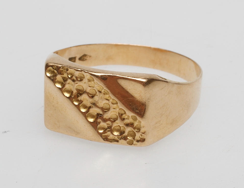 KLACKRING "SAREK", 18k guld, vikt ca 2,6 gr.