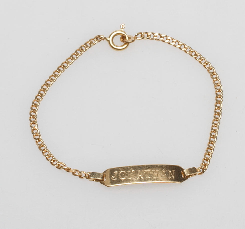 ARMBAND MED NAMNBRICKA, 18k guld, vikt ca 2,3 gr.