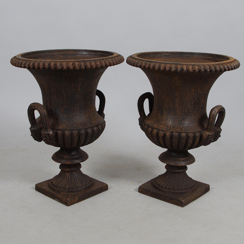 TRÄDGÅRDSURNOR, 1 par, gjutjärn, empirestil.