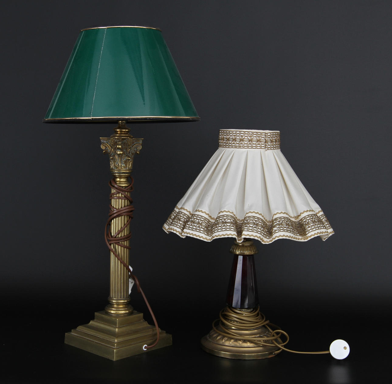 BORDLAMPOR, 2 st. Metall och glasfot.