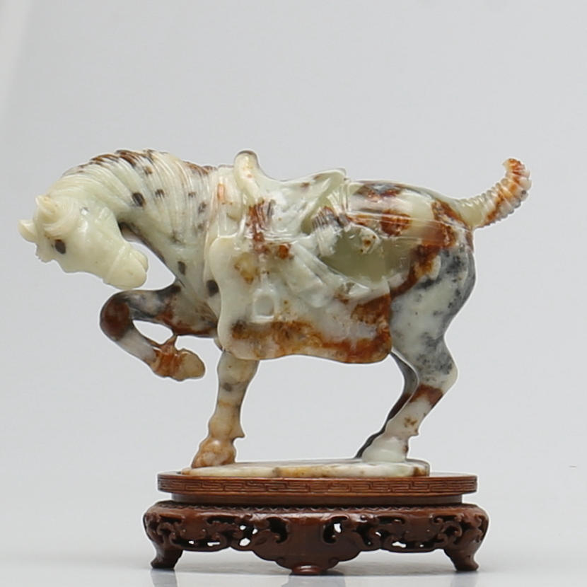 SKULPTUR i onyx på träfot. Häst. Kina. 1900-tal.