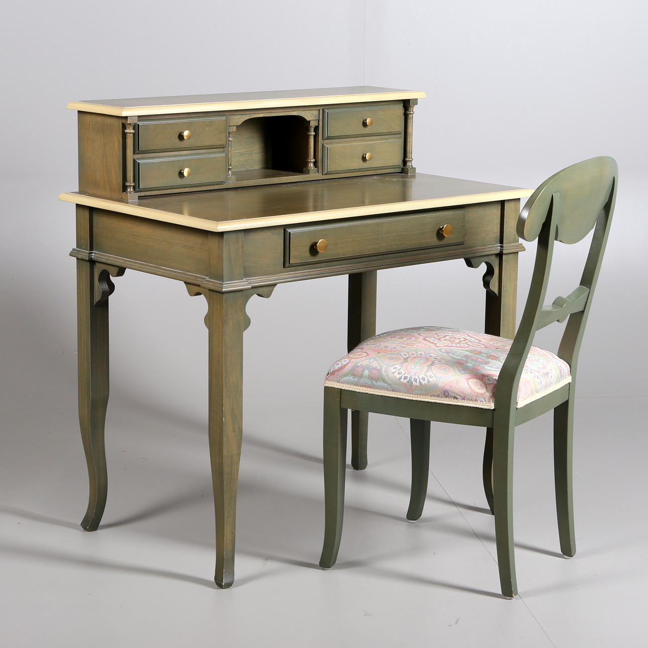 SKRIVBORD OCH STOL, betsad respektive lackad trästomme,1900-tal.