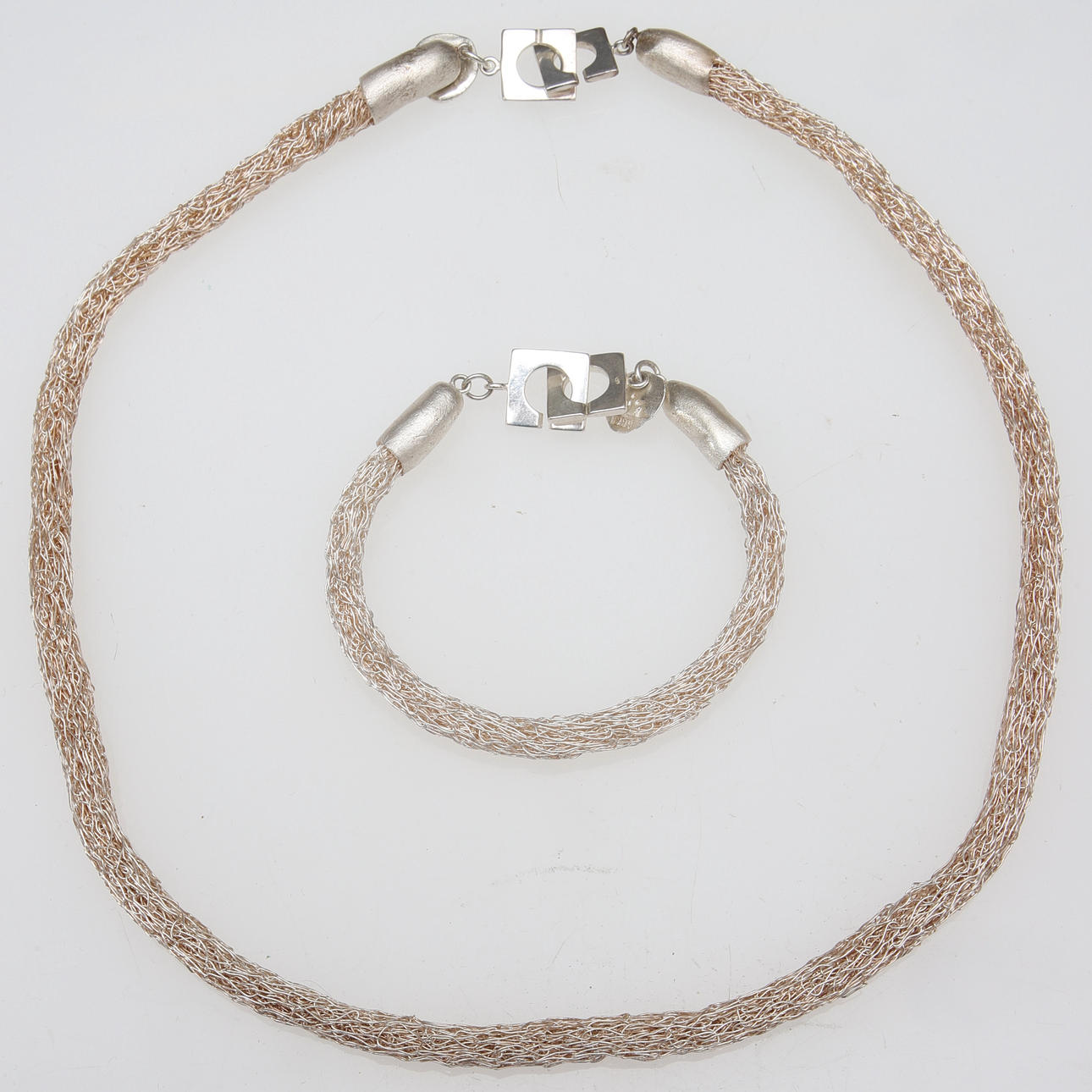 COLLIER & ARMBAND, tvinnade silvertrådar, samtida.