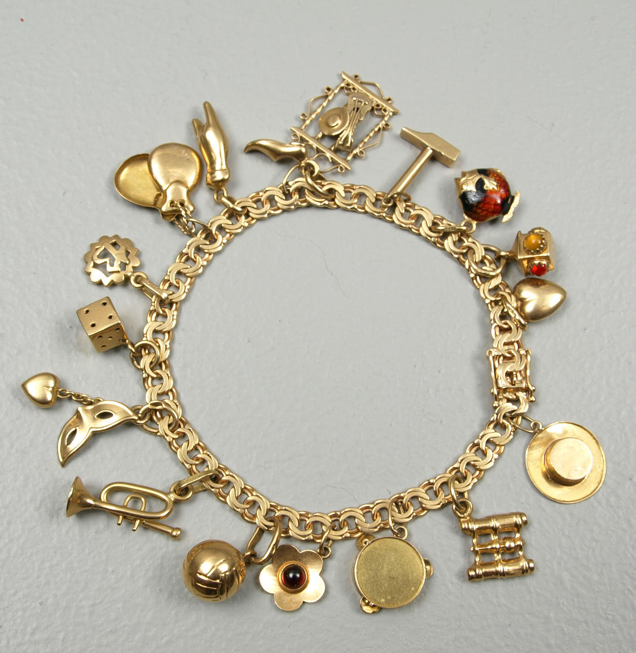 ARMBAND, 17 berlocker, 18K guld, 24,5 gram.