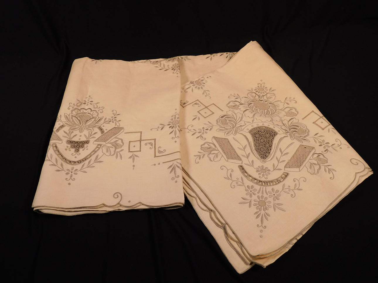 TABLE LINEN, hand-embroidered thread, 1950s.