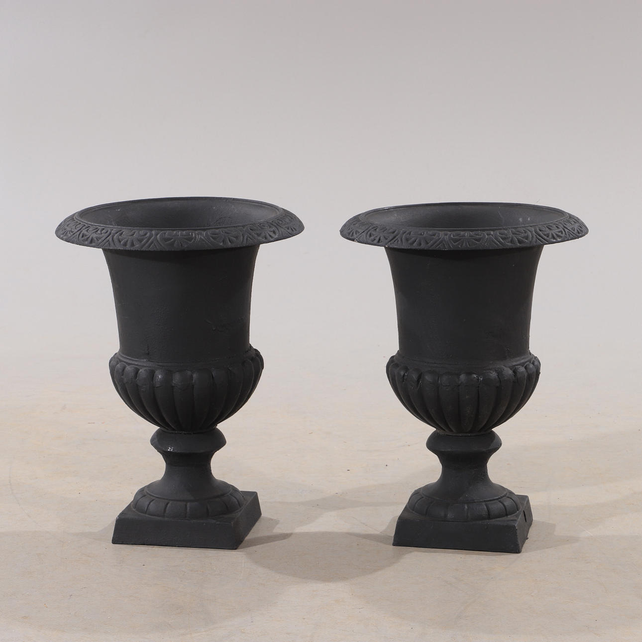 TRÄDGÅRDSURNOR, 1 par, målad gjutjärn, samtida.