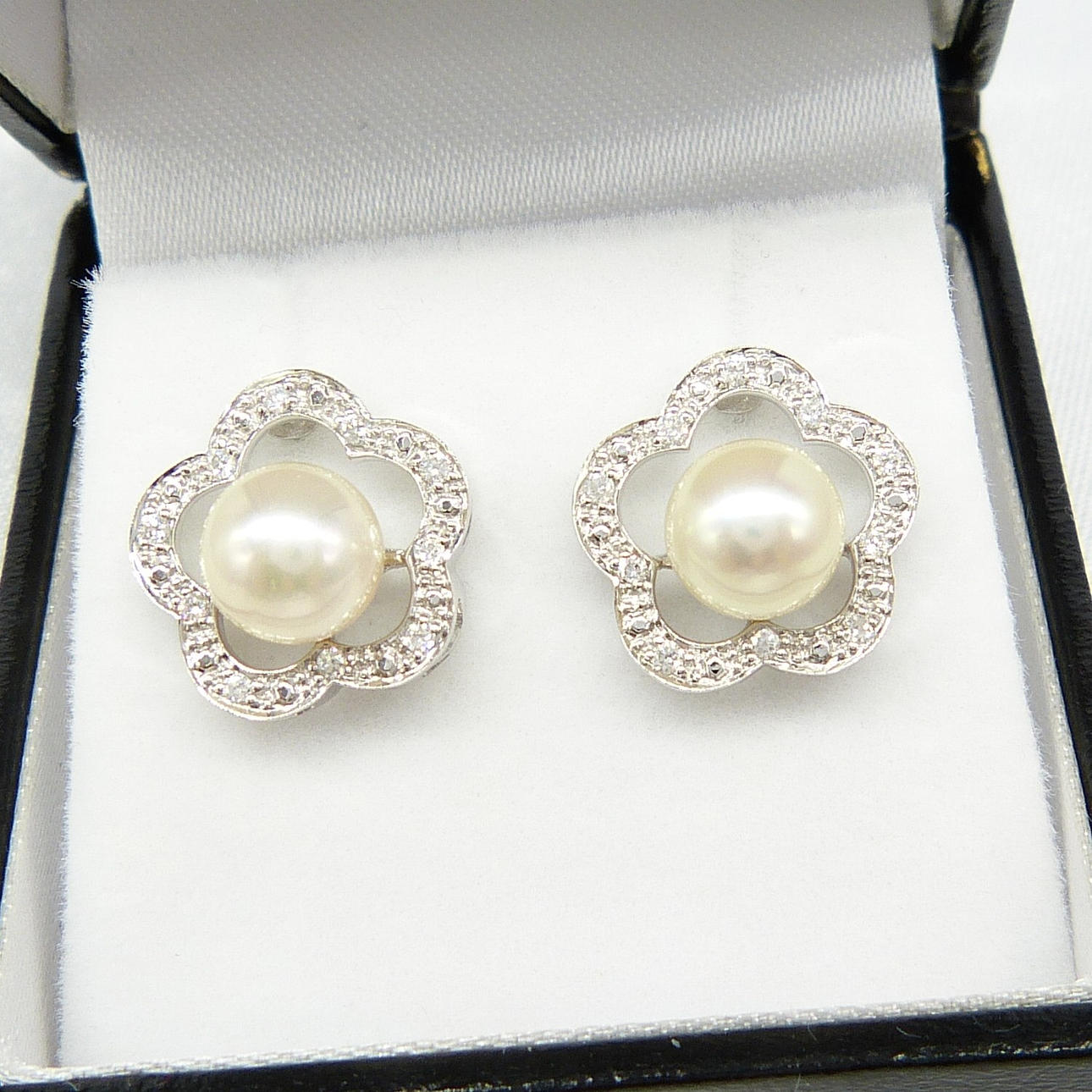 PENDIENTES ESTILO MARGARITA CON PERLAS Y DIAMANTE.