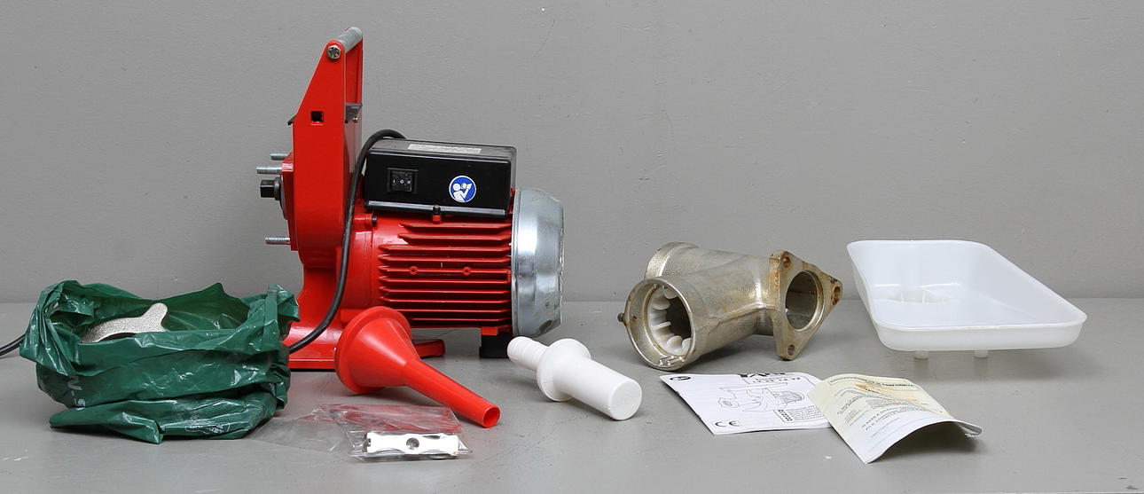 KÖTTKVARN, Yabe, Tricarne, 2003, med tillbehör.