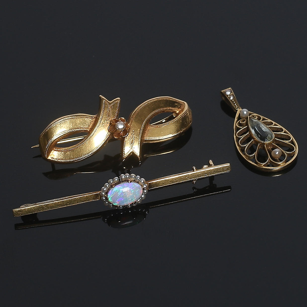 HÄNGE, BROSCH och SLIPSNÅL, 18 k guld med orientaliska pärlor och opal, Totalvikt 10 gram.