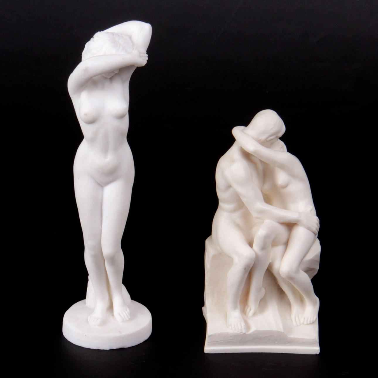 OIDENTIFIERAD KONSTNÄR. Skulpturer, 2 stycken, sten, kvinnofigur samt Kyssen efter Auguste Rodin.