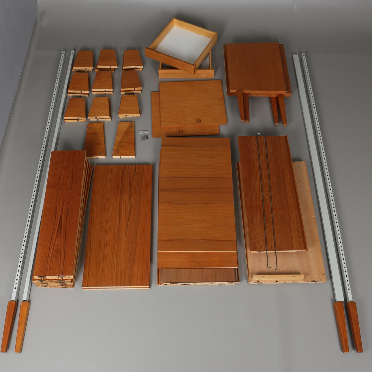 BOKHYLLA/HYLLSYSTEM. 3 sektioner. Teakfaner. 1960-tal. Okänd designer.