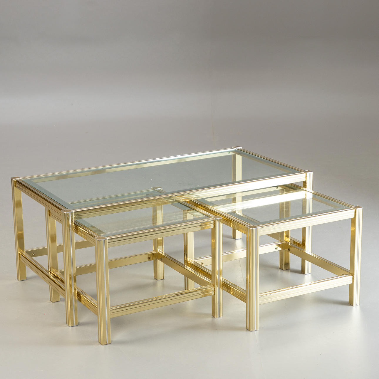 Tre bord med glasskivor.