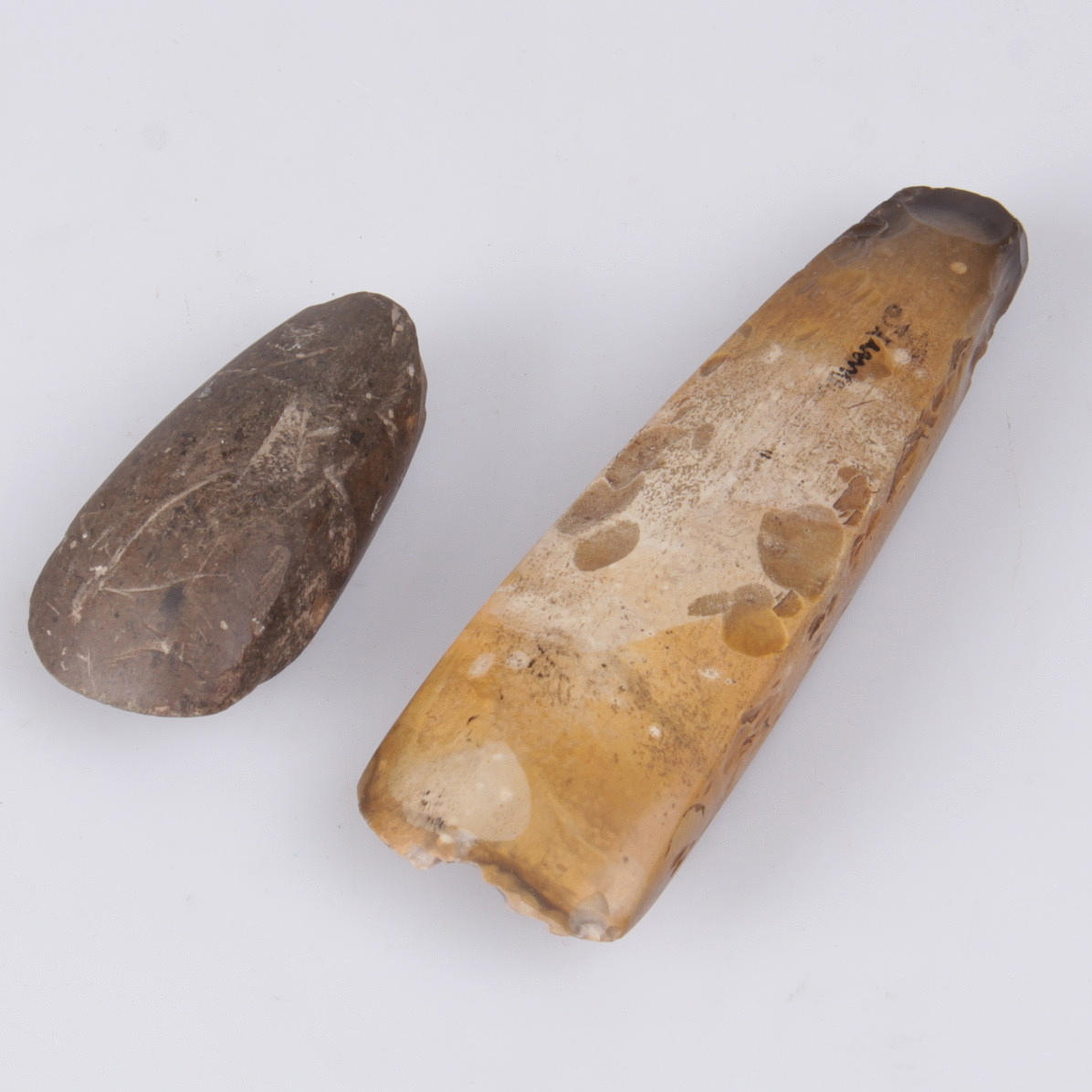 YXOR, 2 st. Forntida. Sten och flinta.