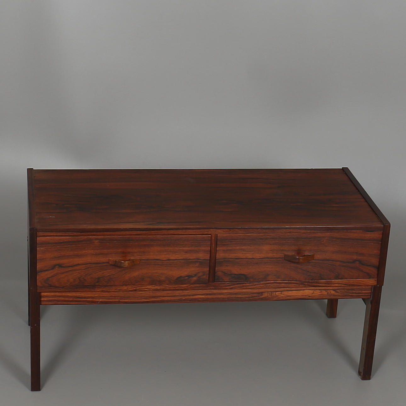 HALLMÖBEL i jakaranda. 1970-tal.