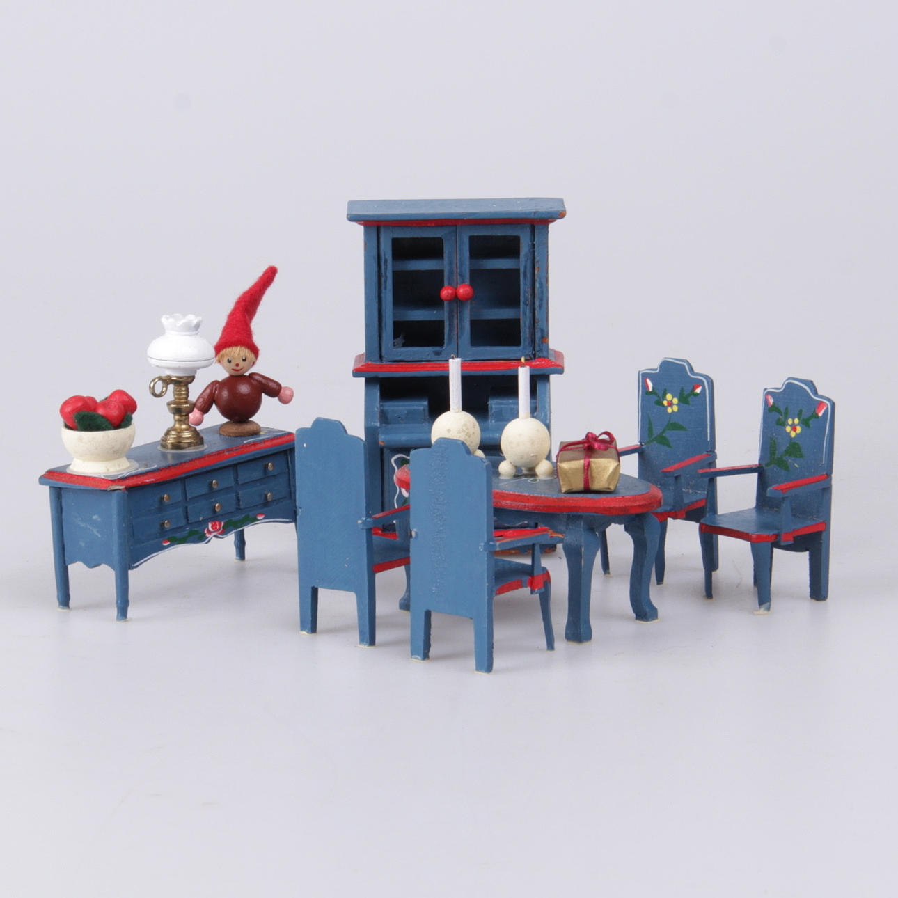 DOCKSKÅPSMÖBLER, 10 st, allmoge, 1900-tal.