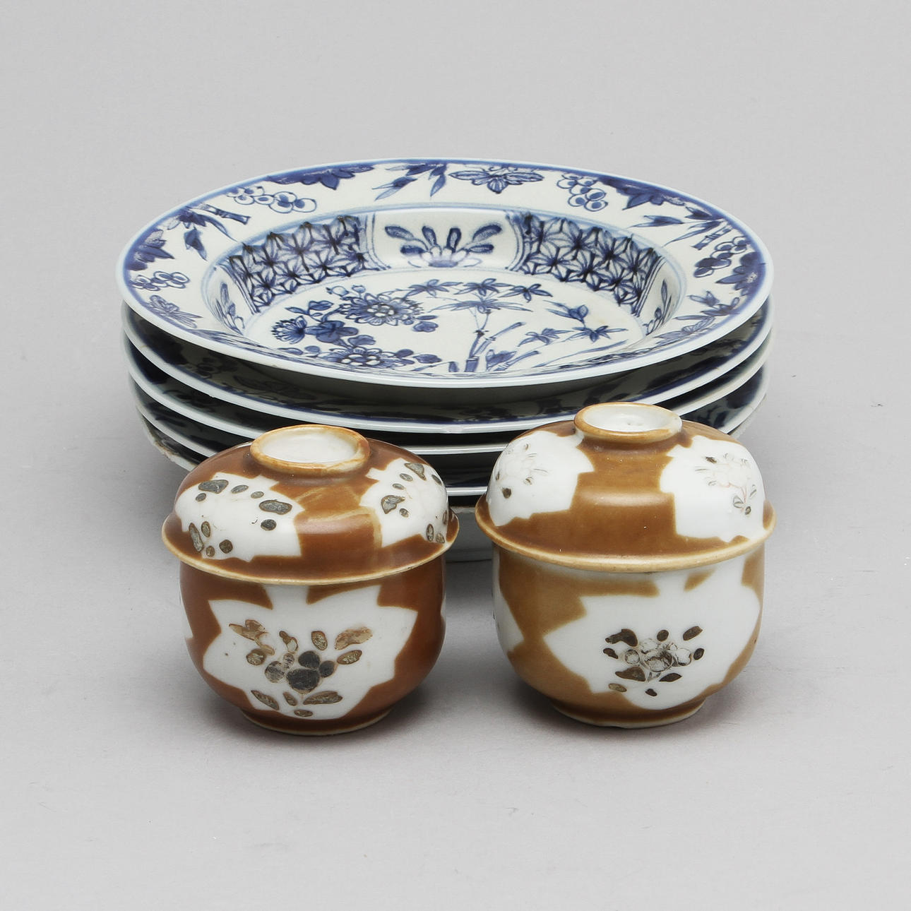 BÄRTALLRIKAR, samt CREMEKOPPAR, Kina 1700-tal.