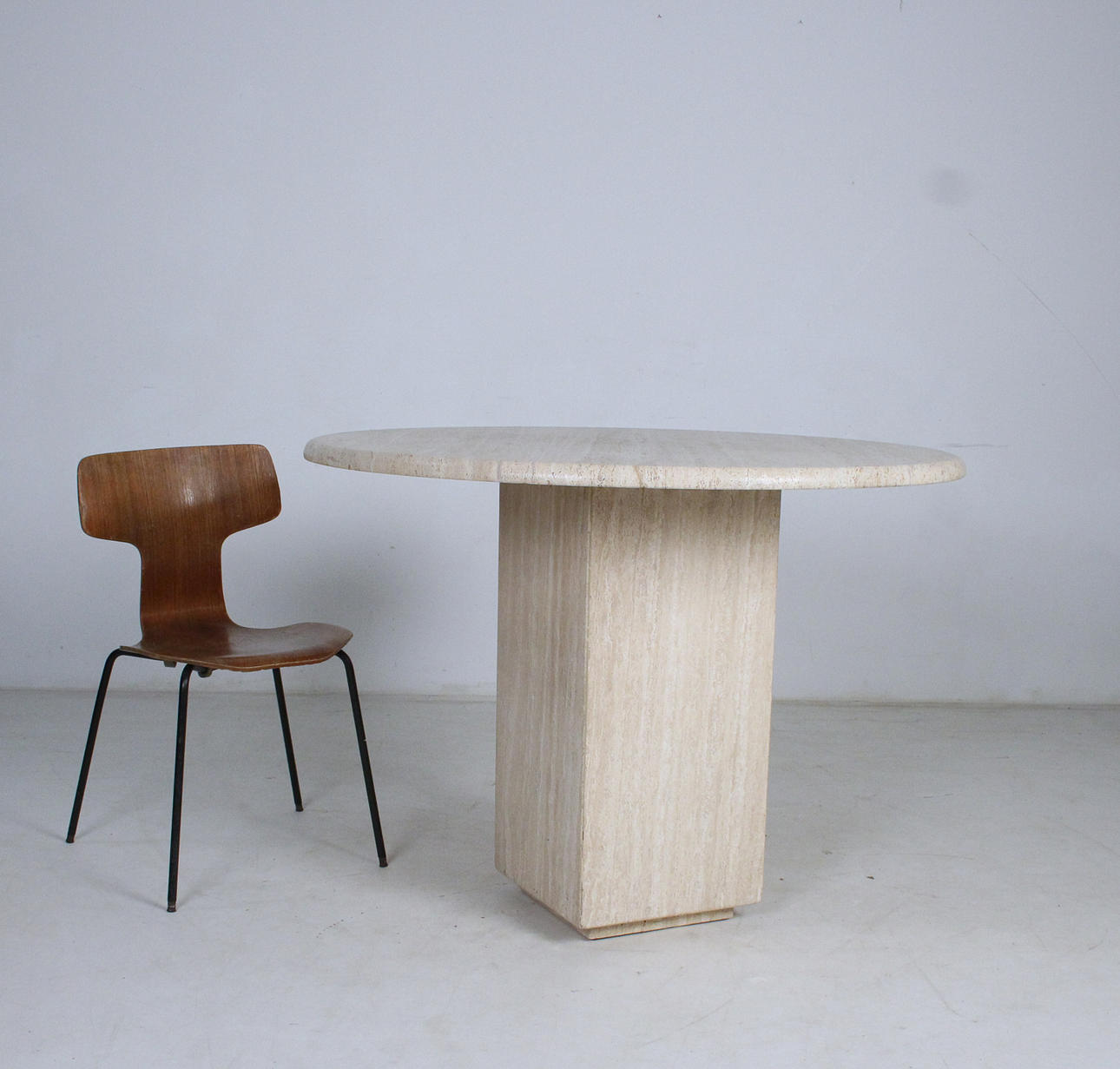 Travertiini ruokapöytä 1970-luvulta.