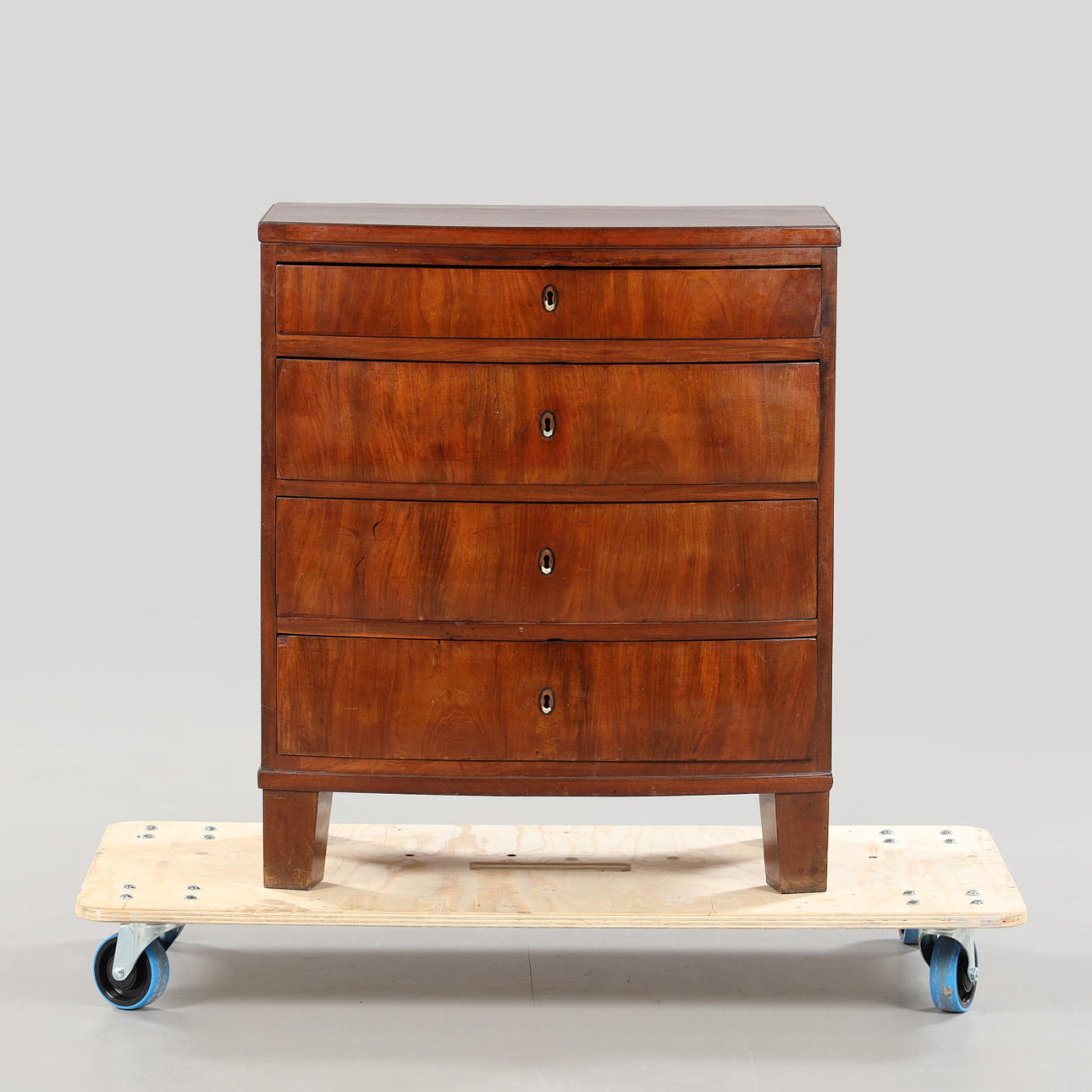 BYRÅ, 4-lådig, 1800-tal, välvd front.