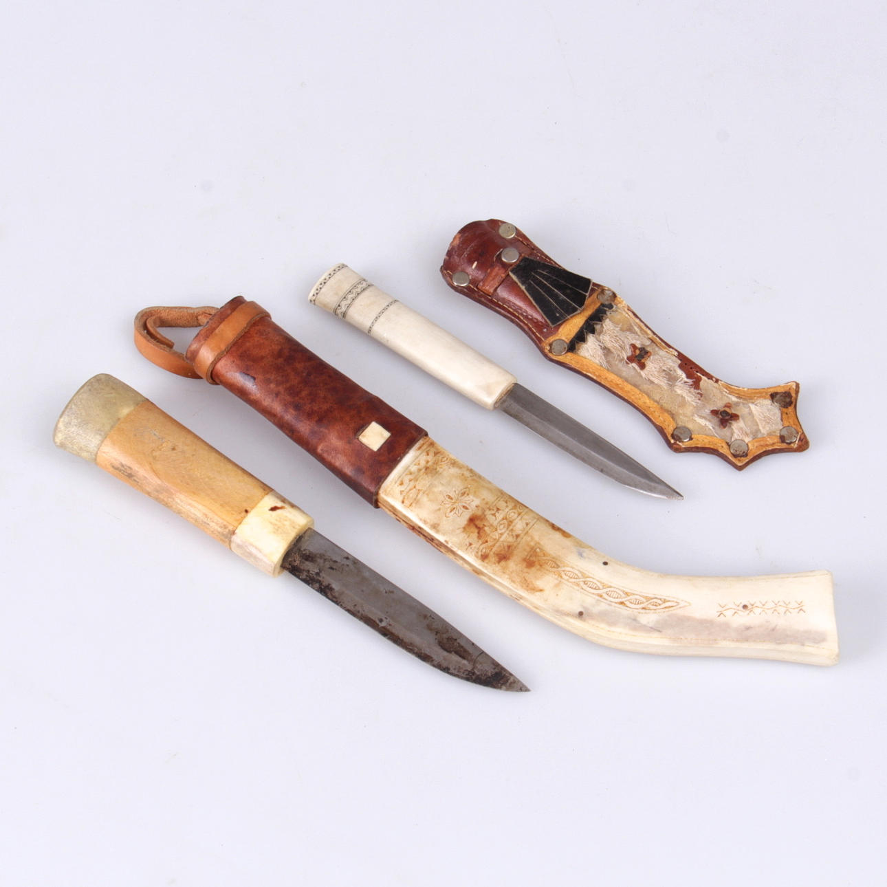SAMEKNIVAR, 2 st. Horn, läder, stål, oidentifierad konstnär.