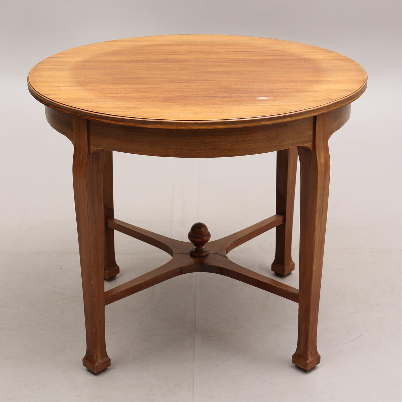 BORD, runt, tidigt 1900-tal.