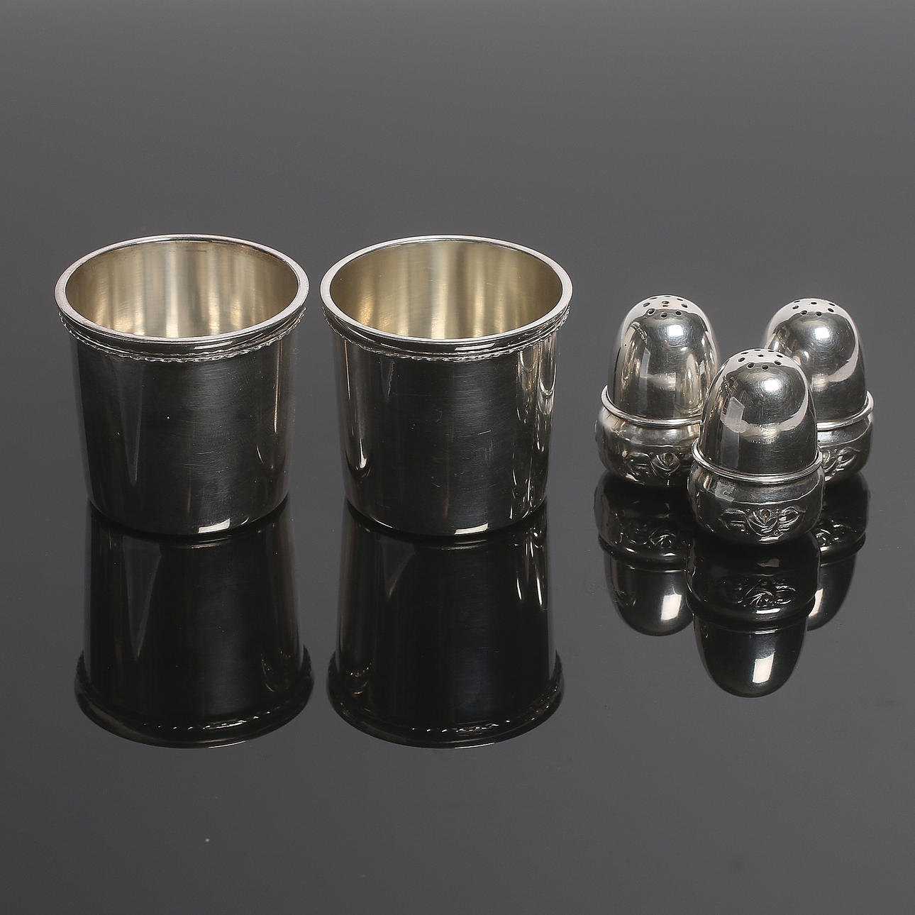 SALT- och PEPPARSTÖARE samt SUPKOPPAR, 5 delar, silver, bl.a. GAB, 1900-tal. Vikt 118 gram.