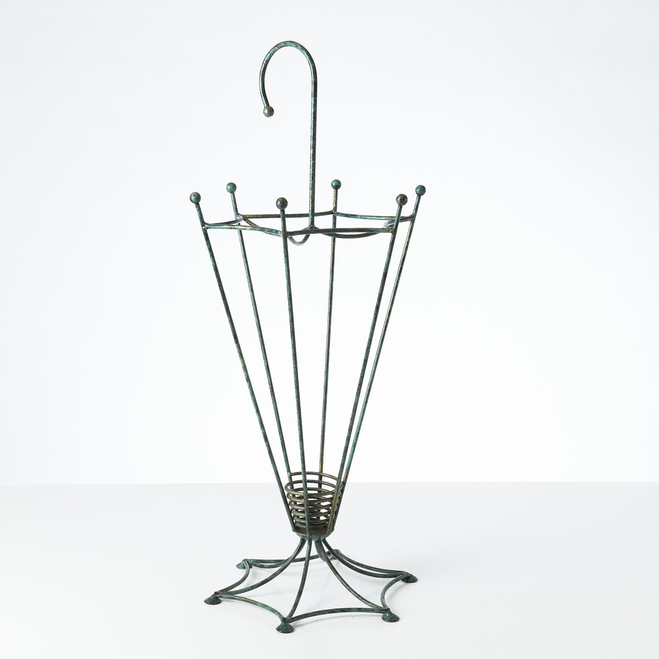 PARAPLYSTÄLL, samtida, grönpatinerat smide.