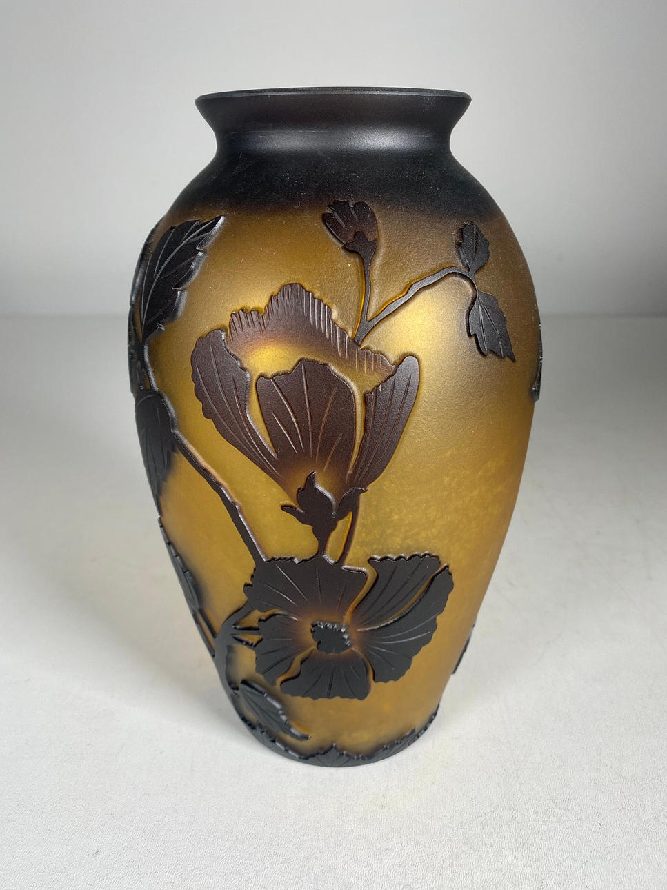 vas med blommig dekoration.