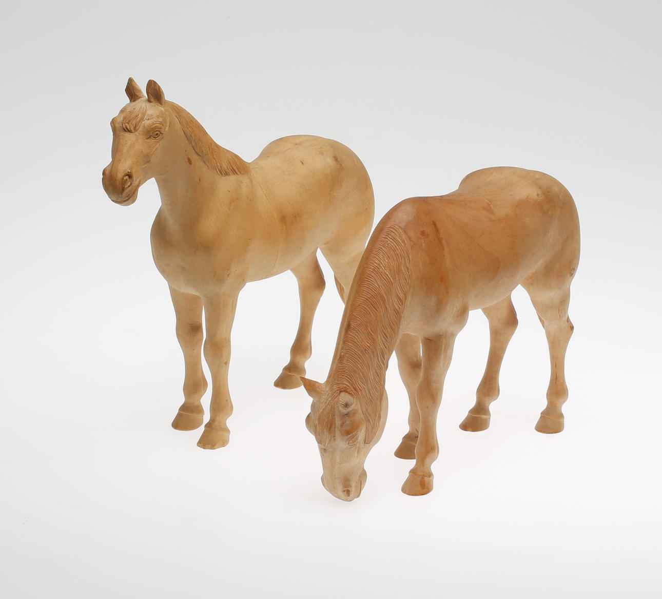 HÄSTAR, 2 st. trä, 1900-talets första del.