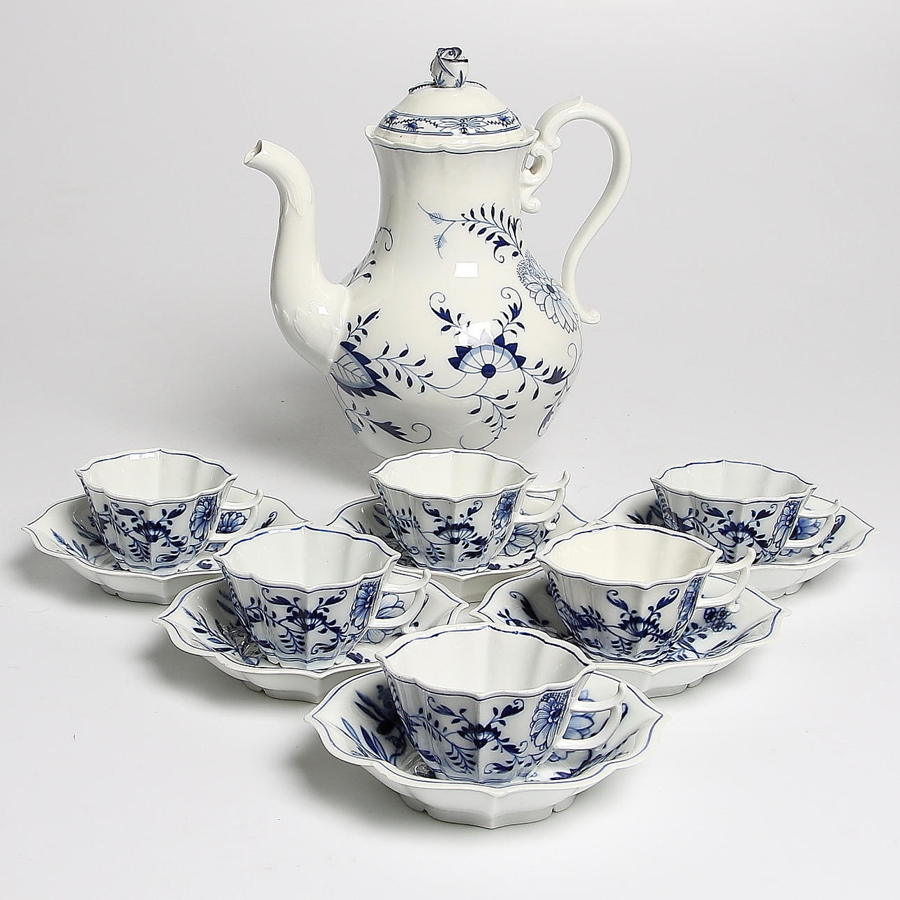 KAFFESERVIS, 13 delar, porslin, lökmönstret i underglasyrblått, Meissen, 1900-tal.