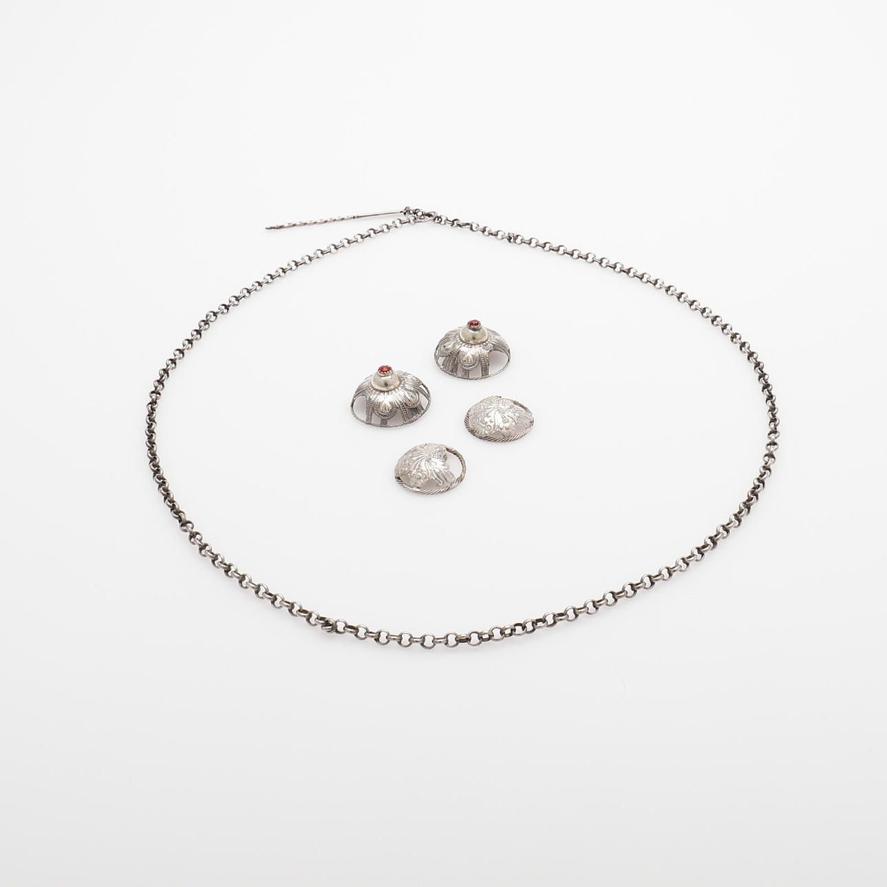 SNÖRKEDJA OCH FYRA MALJOR.