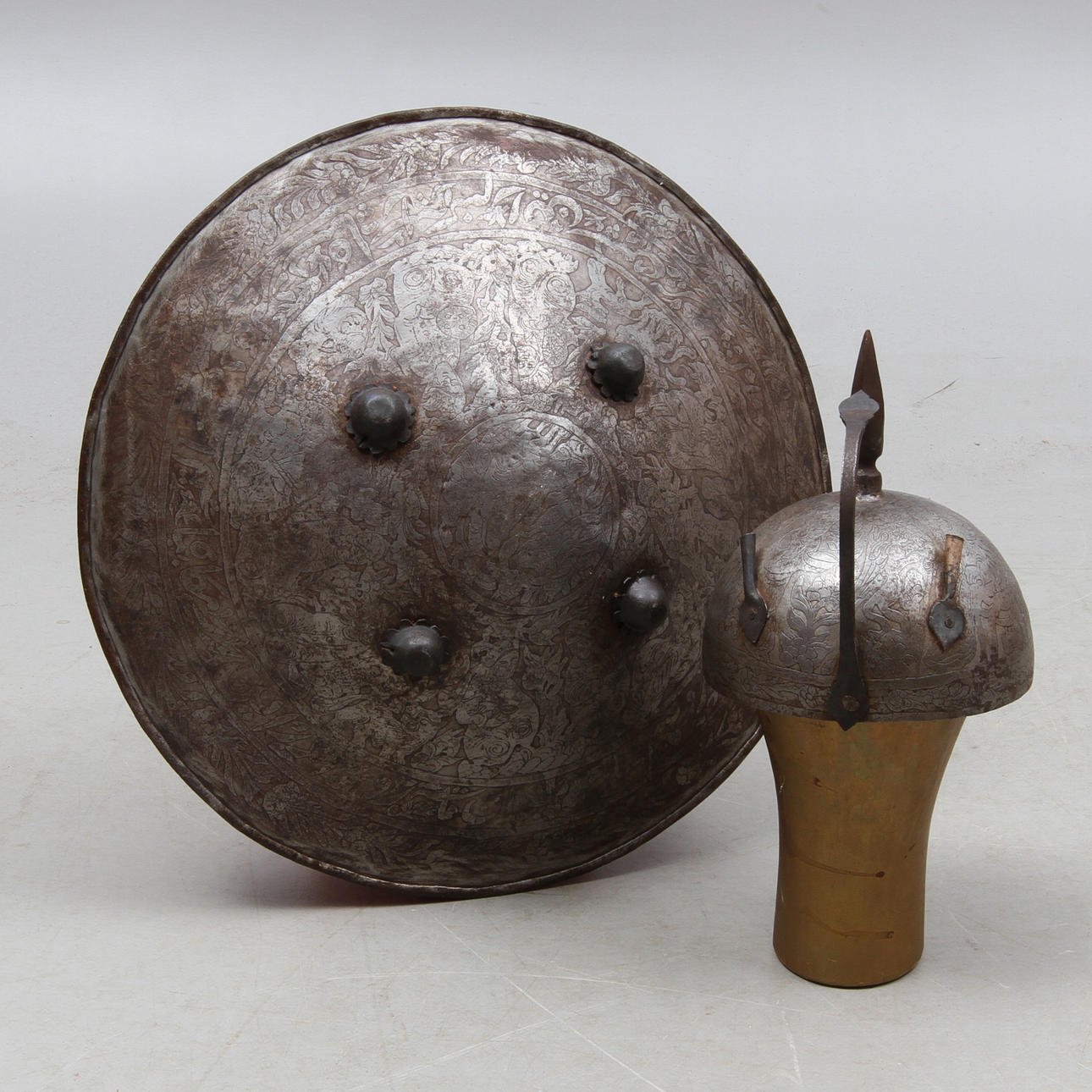 KHULA KHUD samt SKÖLD, metall, orientaliska.