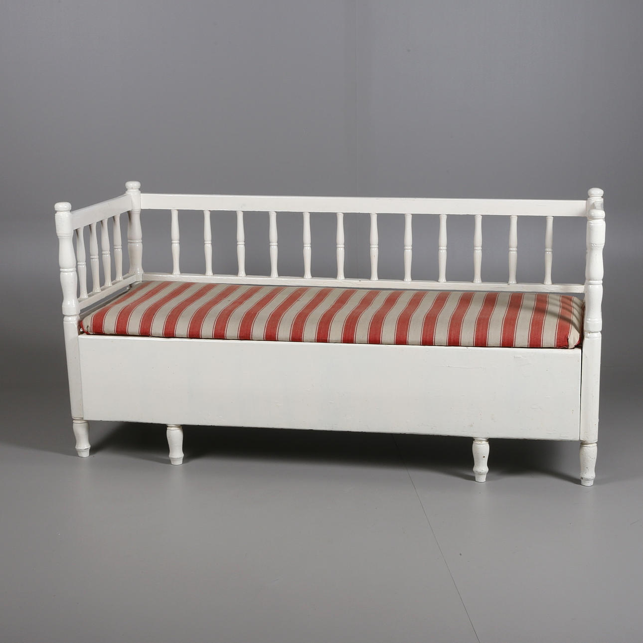 KÖKSSOFFA utdragbar, med klädd sittdyna på sofflock,1800-talets slut.