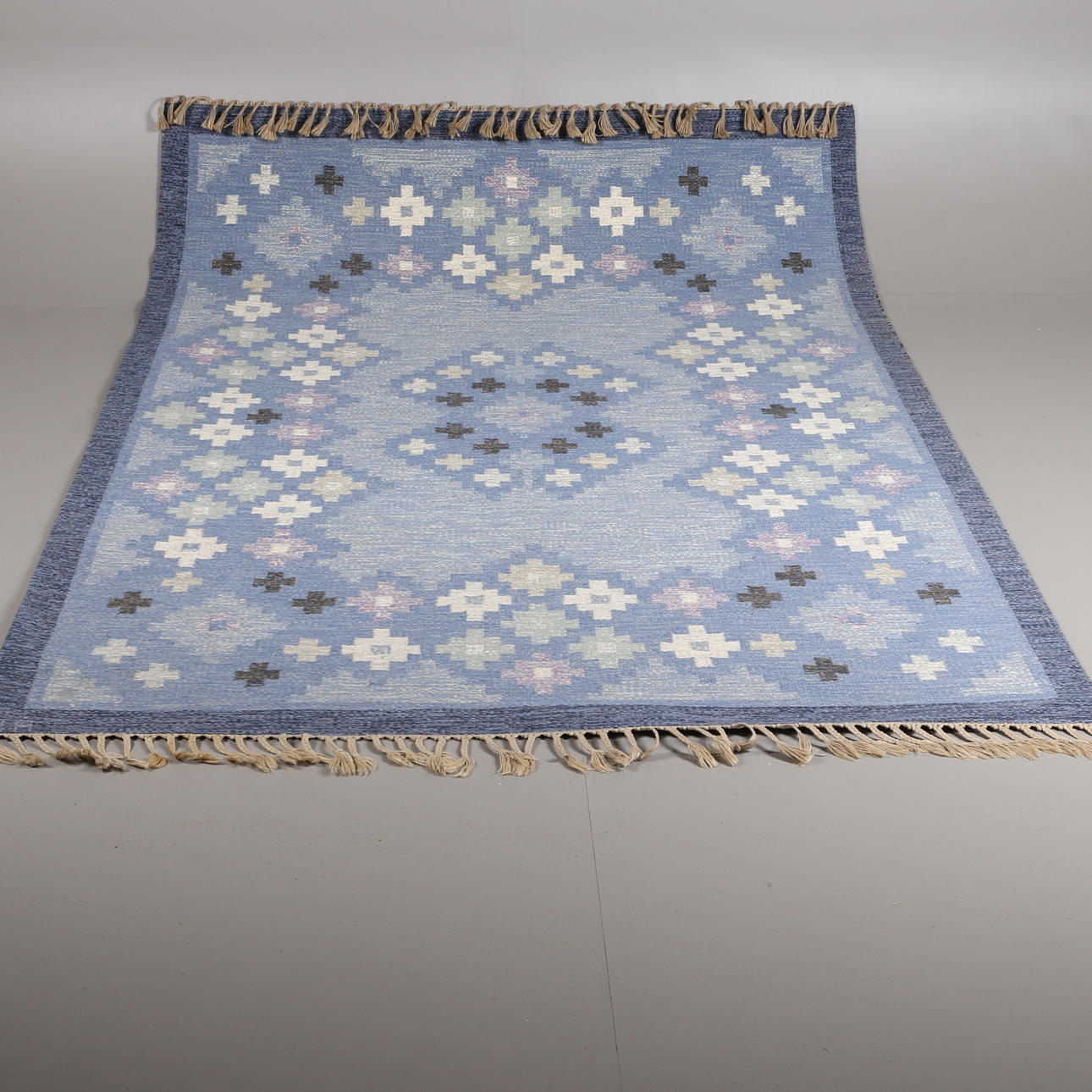 RÖLLAKANSMATTA. Signerad AA, 1900-talets senare hälft.